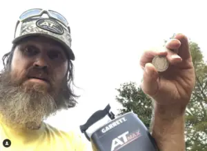 What kind of metal detector does Jase Robertson use